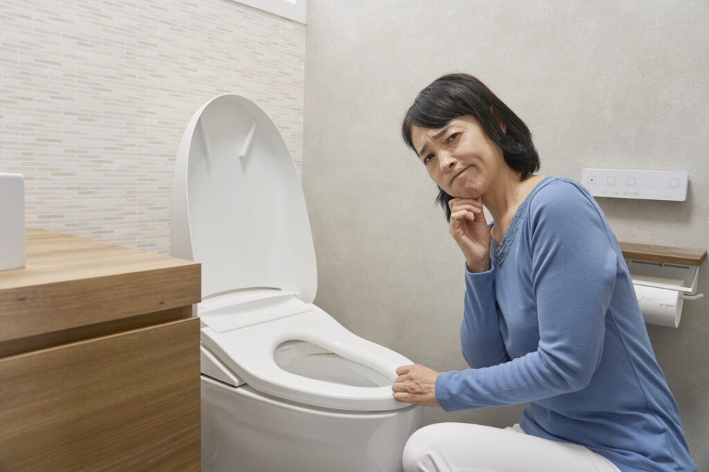 トイレが急に下水臭い原因は？封水切れの直し方と水を流しても臭うときの対処法