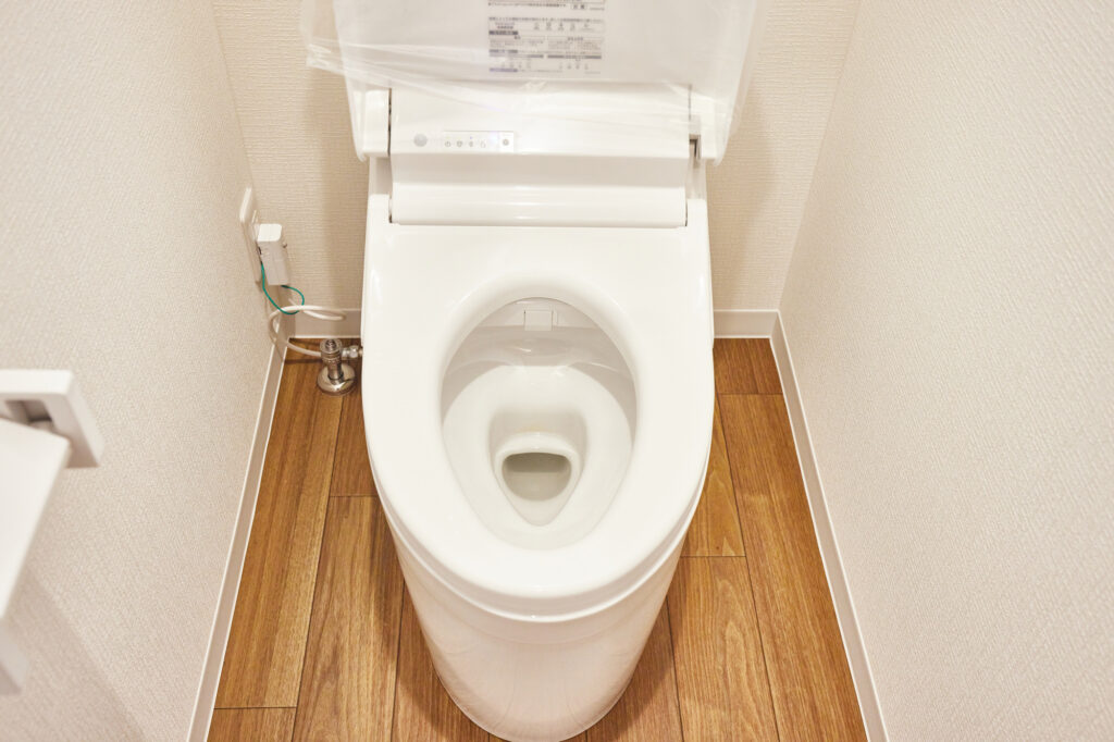 トイレタンクから水漏れしてチョロチョロ音がする原因は？水位で見分ける方法と直し方