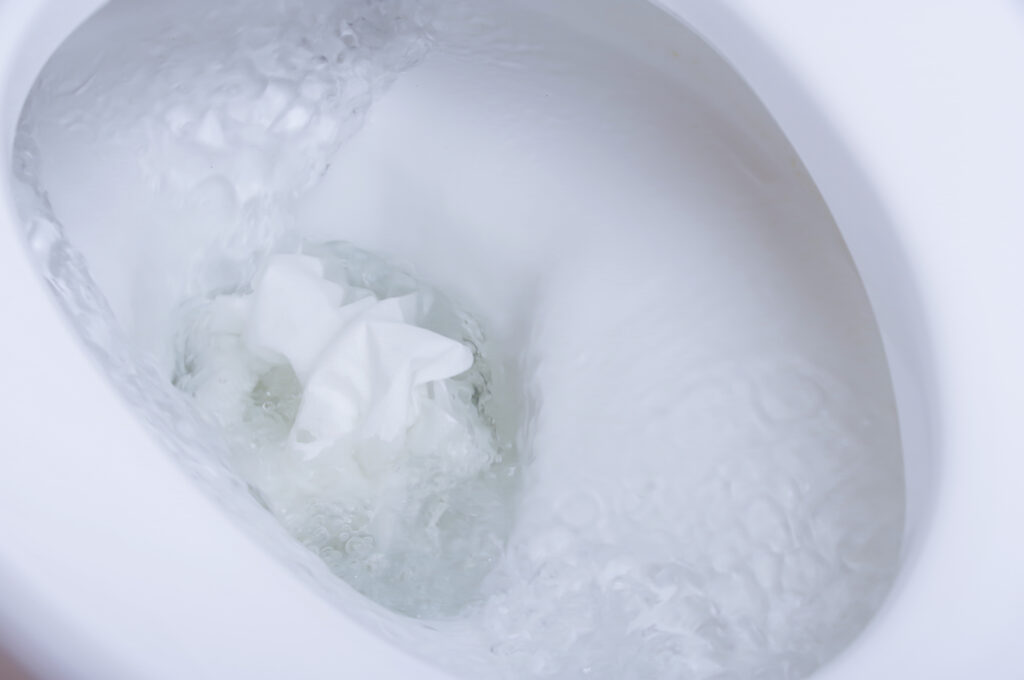トイレつまりで水が少しずつ流れるのは直りかけ？放置がNGな理由と正しい対処法